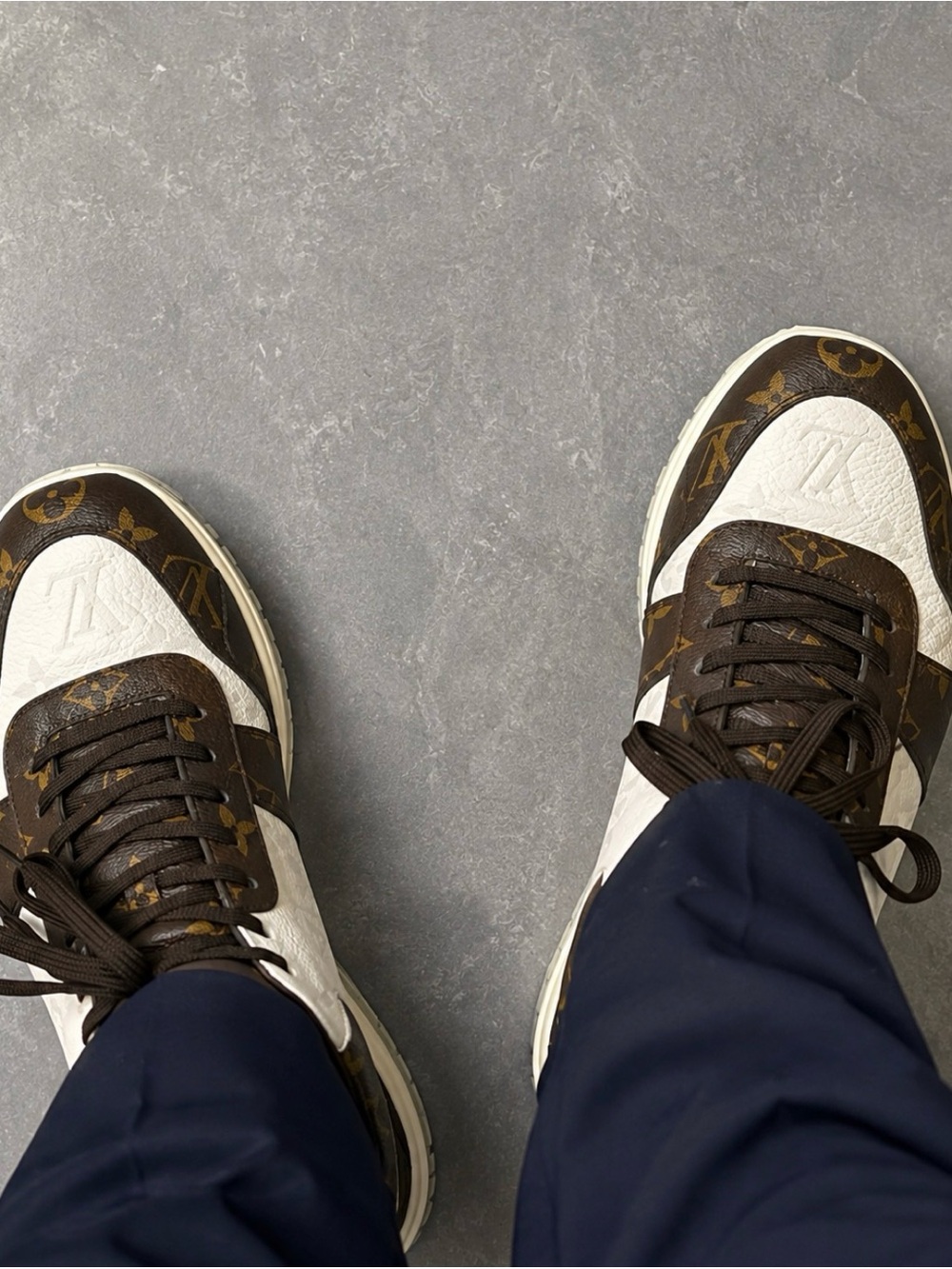 Beautiful & authentic LV Brown and White Luxury Monogram Sneakers size 9 UK7